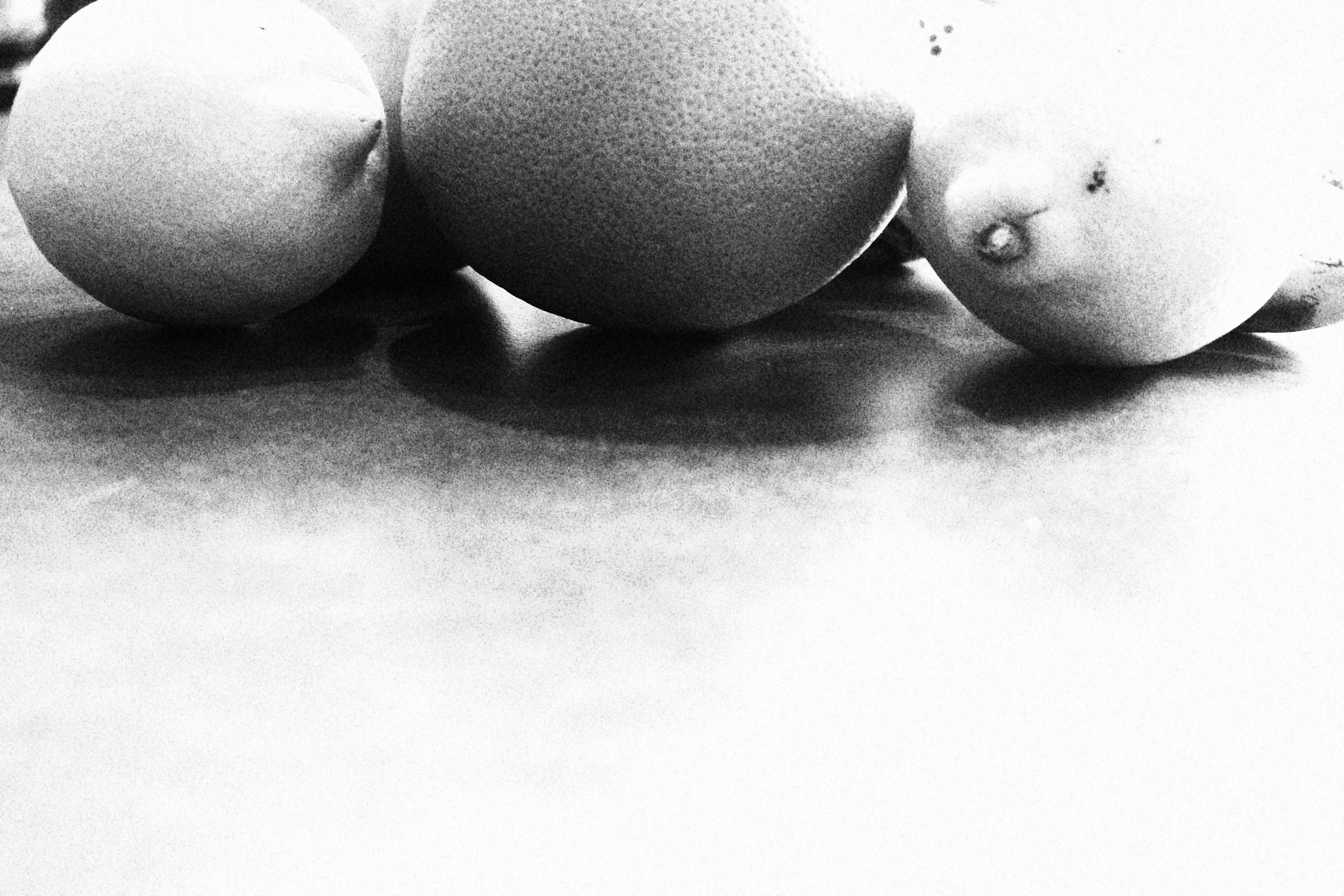 Gros plan sur des citrons en haut contraste noir et blanc
